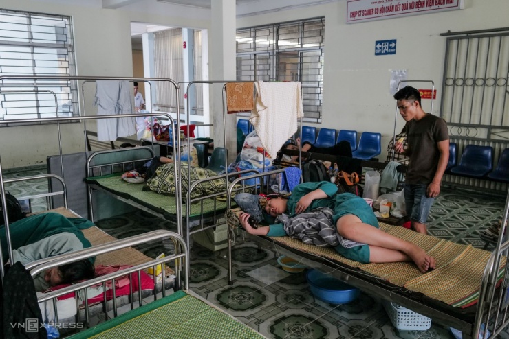 Sinh con được 6 ngày, chị Trịnh Thị Cúc, ở xã Hòa Thắng, cách Trung tâm Y tế 15 km, cho biết rạng sáng qua chị được đưa lên tầng hai và mắc kẹt tại đây. Gia đình dự kiến ngày mai khi nước rút sẽ trở về nhà.
