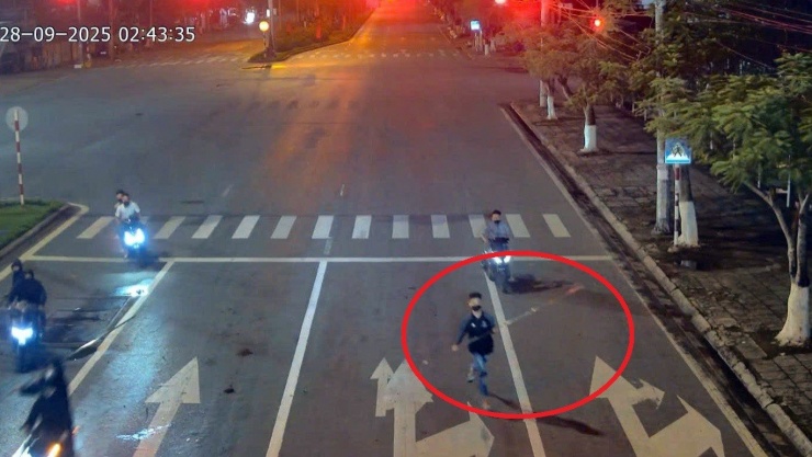 Hình ảnh các đối tượng cầm giáo nhọn trên phố trung tâm Hải Phòng.