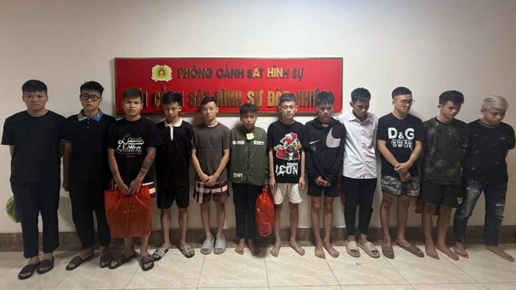 Các đối tượng tại cơ quan công an.