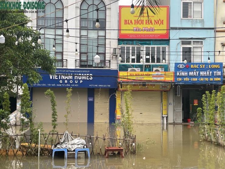 Sáng 9/10, cả tuyến phố Cầu Cốc (phường Tây Mỗ, Hà Nội) vẫn chìm trong biển nước đục ngầu.
