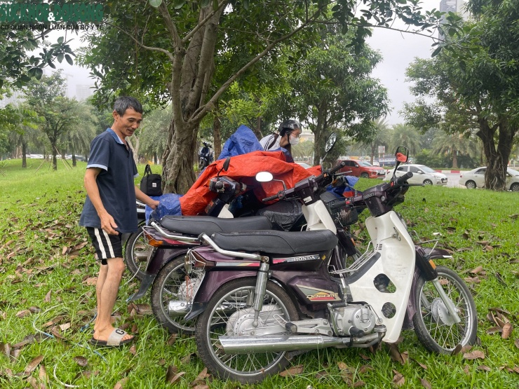 Ông Phan Văn Đông di chuyển xe máy lên khu vực đồi cao trước nhà để tránh ngập.