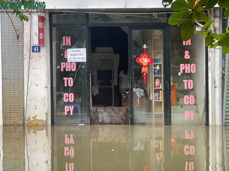 Nhiều hộ dân đã kê đồ đạc cao gần sát trần để tránh ngập nước.