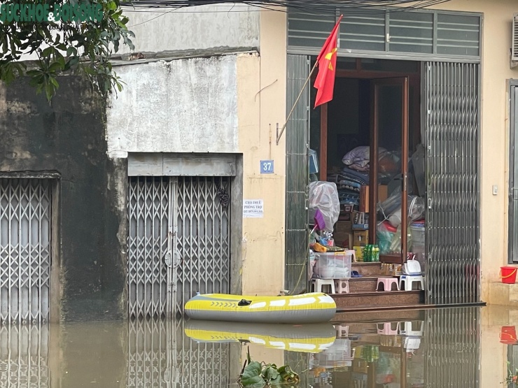 Những chiếc thuyền phao được neo sẵn trước nhà.