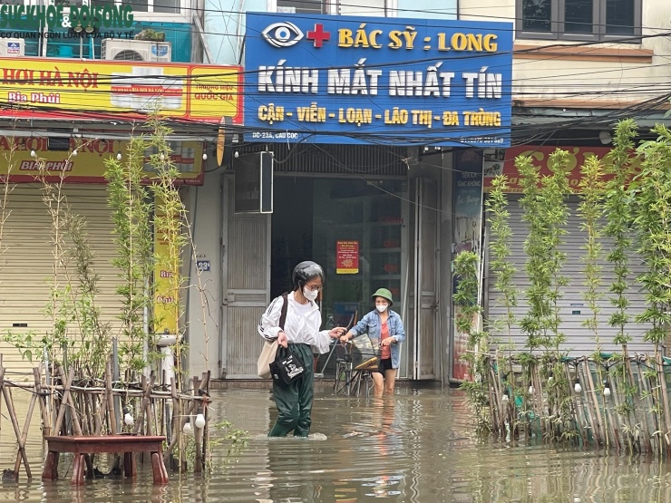 Người dân lội nước đi làm.