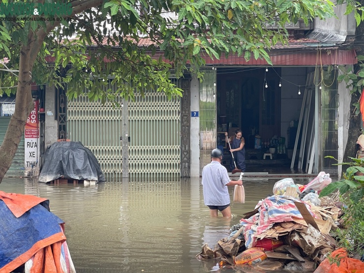 Nước ngập quá đầu gối người lớn.