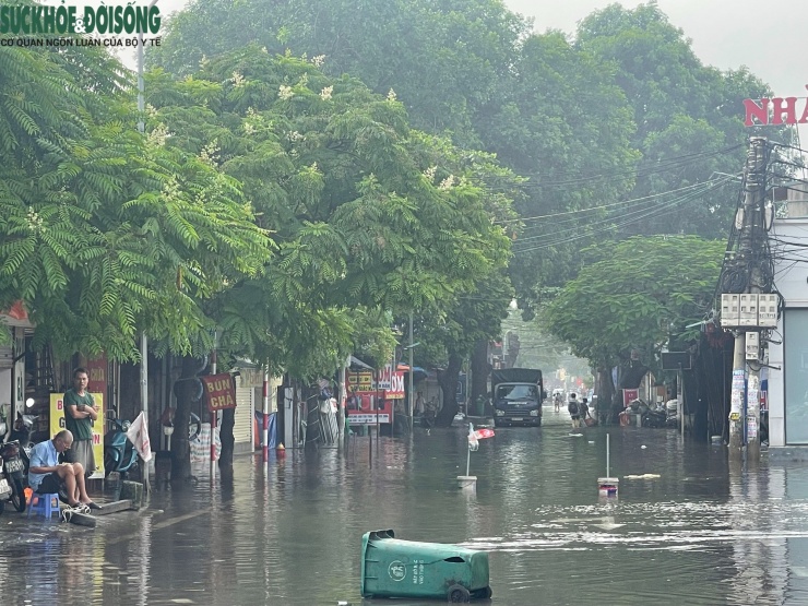 Đường Tây Mỗ cũng trong tình trạng ngập nặng.