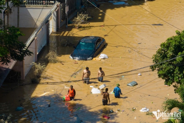 Loạt ô tô 'tan nát' sau khi nổi lên từ bùn lầy ở Thái Nguyên - 1