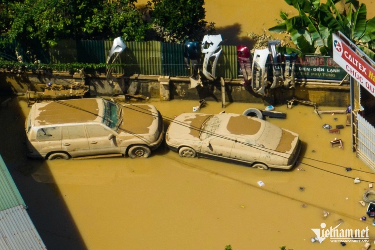 Loạt ô tô 'tan nát' sau khi nổi lên từ bùn lầy ở Thái Nguyên - 2