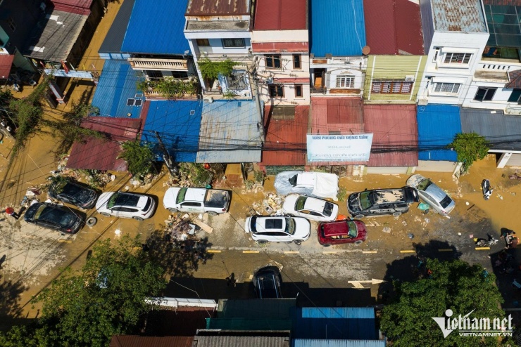 Loạt ô tô 'tan nát' sau khi nổi lên từ bùn lầy ở Thái Nguyên - 3