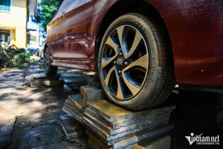 Loạt ô tô 'tan nát' sau khi nổi lên từ bùn lầy ở Thái Nguyên - 4