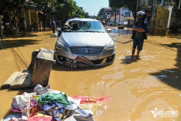 Loạt ô tô 'tan nát' sau khi nổi lên từ bùn lầy ở Thái Nguyên - 5