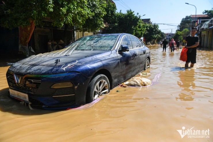 Loạt ô tô 'tan nát' sau khi nổi lên từ bùn lầy ở Thái Nguyên - 6