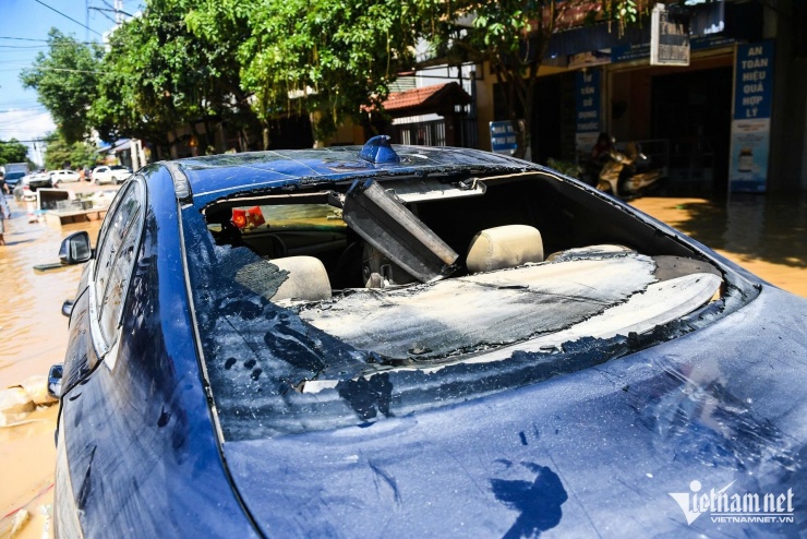 Loạt ô tô 'tan nát' sau khi nổi lên từ bùn lầy ở Thái Nguyên - 7