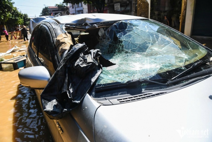 Loạt ô tô 'tan nát' sau khi nổi lên từ bùn lầy ở Thái Nguyên - 8