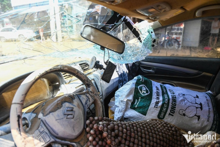 Loạt ô tô 'tan nát' sau khi nổi lên từ bùn lầy ở Thái Nguyên - 9