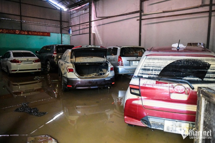 Loạt ô tô 'tan nát' sau khi nổi lên từ bùn lầy ở Thái Nguyên - 12