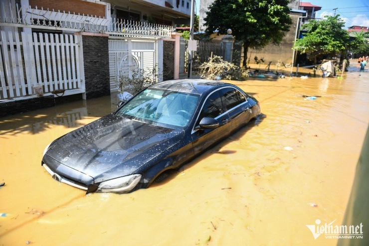 Loạt ô tô 'tan nát' sau khi nổi lên từ bùn lầy ở Thái Nguyên - 10