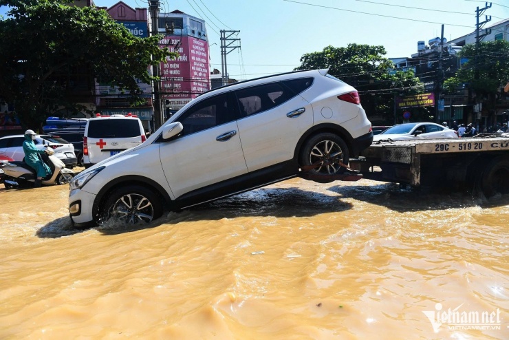 Loạt ô tô 'tan nát' sau khi nổi lên từ bùn lầy ở Thái Nguyên - 14