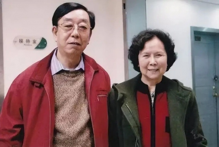 Lúc đầu, đạo diễn Dương Khiết đặt tên đoạn nhạc là Hoa Quả Sơn vui vẻ.