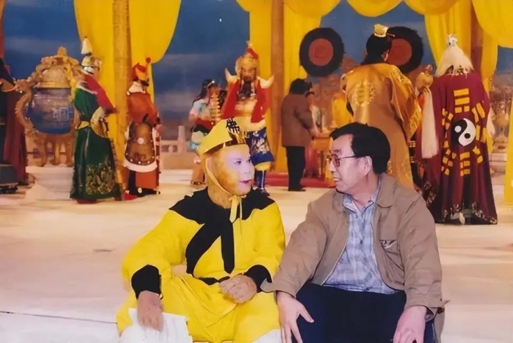 Nhạc sĩ Hứa Kính Thanh tại phim trường Tây du ký, trò chuyện cùng Lục Tiểu Linh Đồng đóng vai Tôn Ngộ Không.