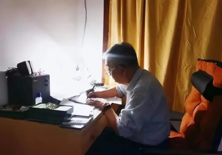 Nhạc sĩ Hứa Kính Thanh nhiều năm sống trong điều kiện nghèo khổ vì không được công nhận thành quả.