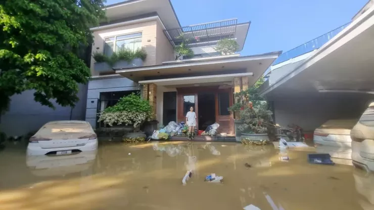 Ba chiếc ô tô trong sân nhà bà Nga bị hư hỏng nặng sau trận lũ lịch sử.