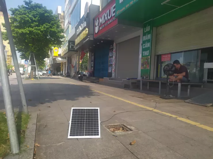 Một số điểm nước đã rút, trời hửng nắng, người dân sử dụng pin năng lượng mặt trời cấp điện phục vụ sinh hoạt.