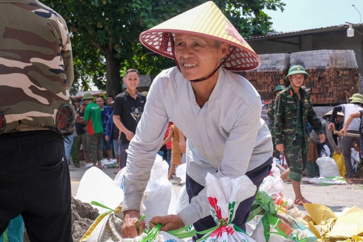 Người già cũng ra hỗ trợ đắp đê.