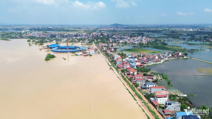 Tuyến đê bối xã Hợp Thịnh được lực lượng chức năng gia cố.