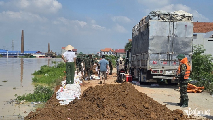 Những đoạn đê yếu đều được đắp để nước không tràn qua.