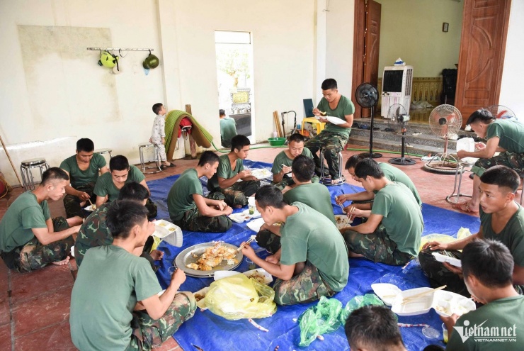 Bữa cơm vội vàng của các chiến sĩ.