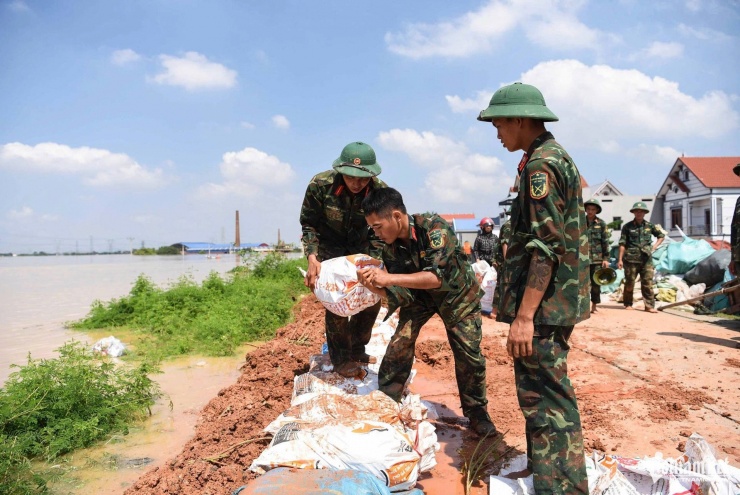 Giữa trưa nắng, lực lượng quân đội vẫn nỗ lực đắp đê.
