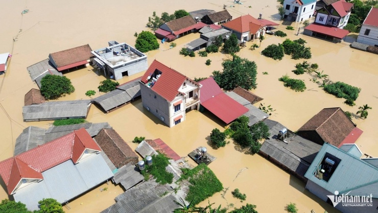 Nhiều ngôi nhà ở xã Hợp Thịnh chìm trong biển nước.