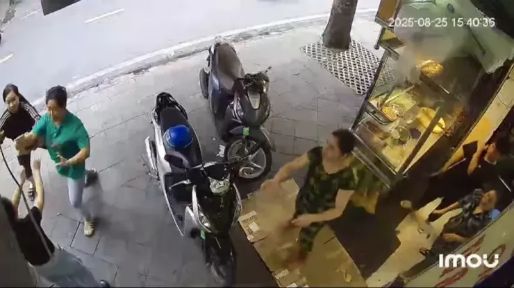 2 người phụ nữ cùng xông tới đánh cô gái 17 tuổi ở tiệm cơm