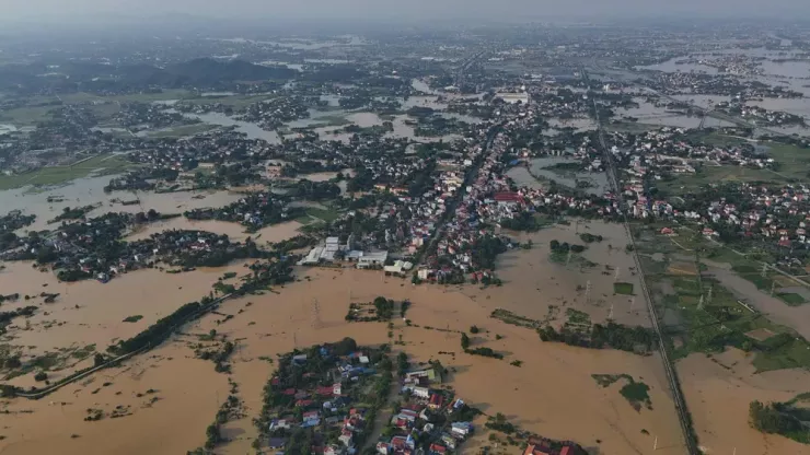 Nước lũ sông Cầu, sông Cà Lồ dâng cao tràn qua đê gây ngập các khu dân cư ven sông ở các xã Đa Phúc, Trung Giã (Hà Nội). Ảnh: CTV