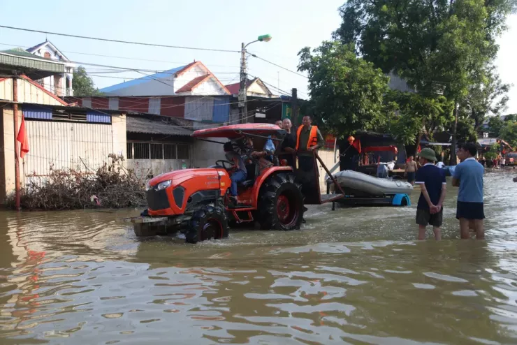 Thuyền phao, xe lội nước đã được huy động để sẵn sàng cứu hộ người dân trong vùng bị ngập. Ảnh: CTV