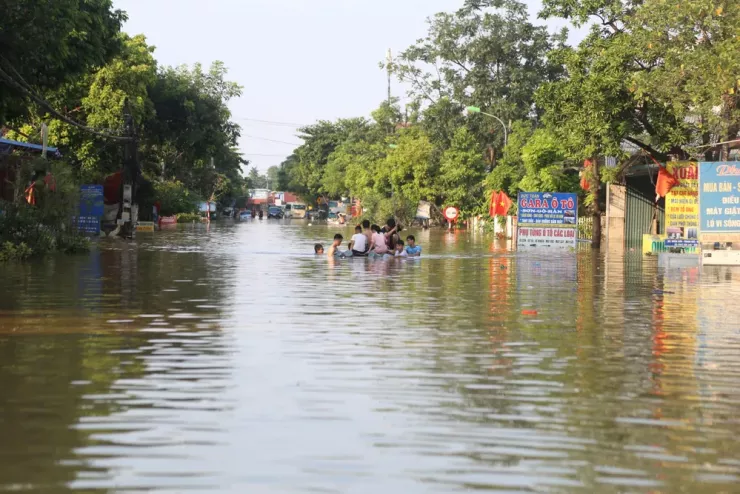 Nước lũ dâng cao khiến một đoạn đường biến thành sông, ngập cao đến ngang lưng người trưởng thành. Ảnh: CTV.