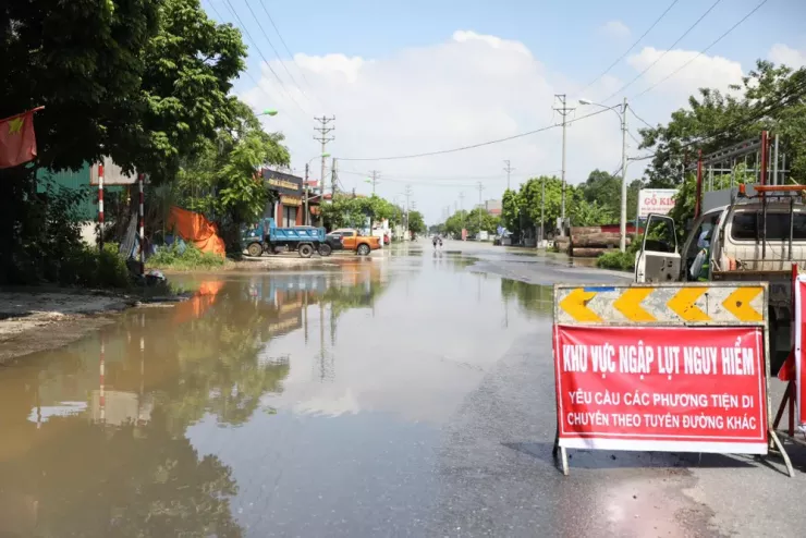 Chính quyền địa phương đặt biển cảnh báo khu vực ngập lụt nguy hiểm tại tuyến đường bị ngập sâu. Ảnh: CTV