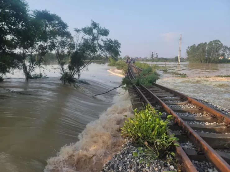 Nước lũ gây sạt lở, làm rỗng đoạn đường sắt Hà Nội - Thái Nguyên ở địa phận thôn Xuân Sơn, xã Trung Giã. Ảnh do người dân cung cấp.