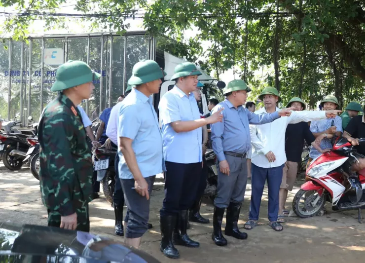 Phó Bí thư Thường trực Thành ủy Hà Nội Nguyễn Văn Phong chỉ đạo công tác phòng chống lũ tại xã Trung Giã ngày 9-10. Ảnh: CTV