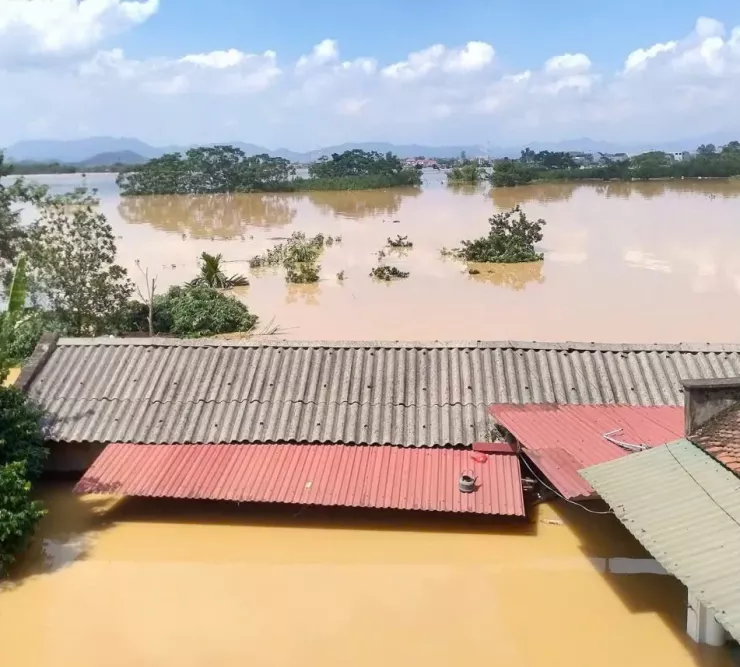 Bắc Ninh đang có hàng nghìn ngôi nhà ngập trong nước lũ. Ảnh: AH