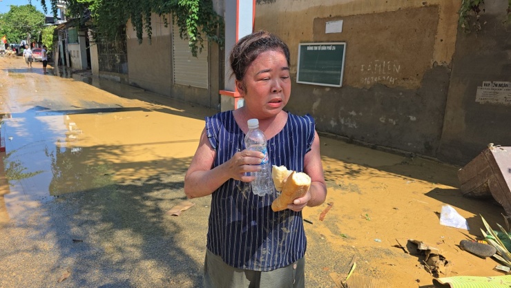 Người dân ăn uống ngay khi nhận đồ cứu trợ