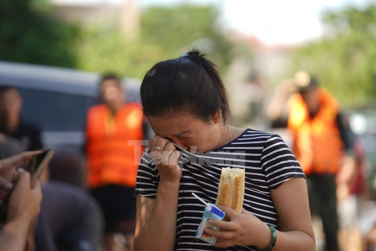 Nữ giáo viên vừa khóc vừa chia sẻ câu chuyện