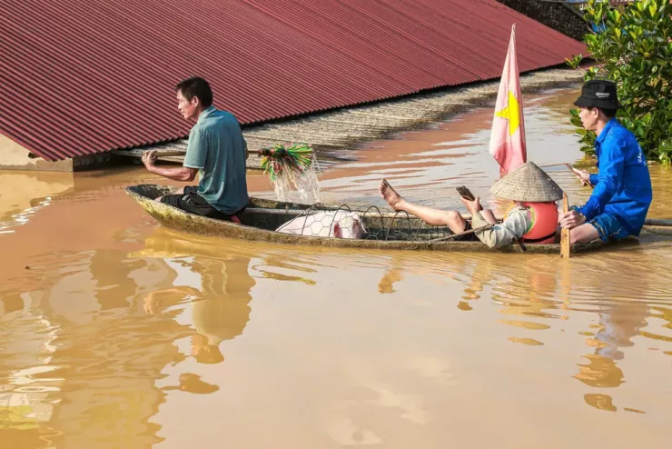 Hơn 1.000 hộ dân với hơn 4.000 người phải sơ tán khỏi khu vực ven sông và vùng trũng thấp.