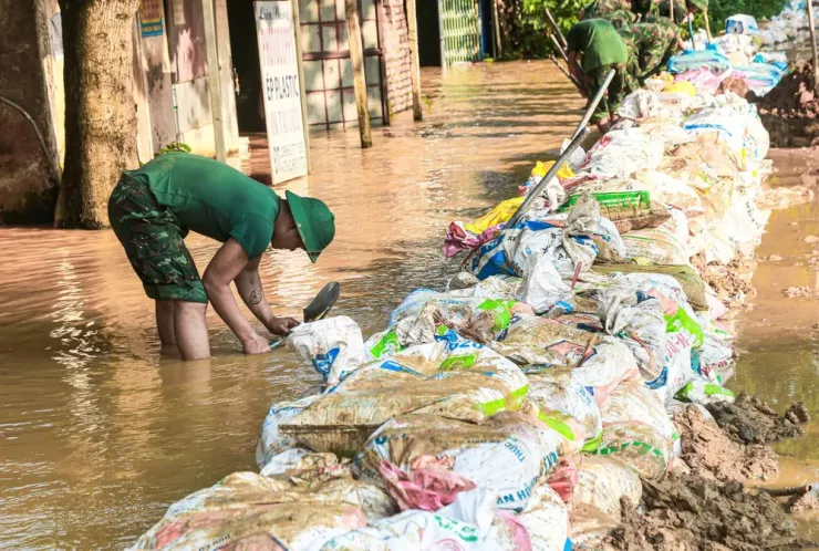 Người dân cùng lực lượng Quân đội tiếp tục gia cố đê Lương Phúc (xã Đa Phúc), phòng nước lên cao tràn qua, ảnh hưởng đến khu dân cư.
