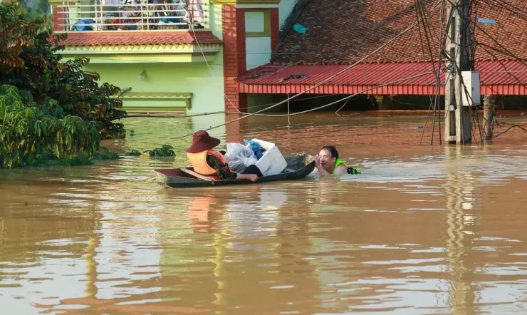 Hình ảnh người dân di chuyển cùng đồ đạc chật vật chạy lũ.