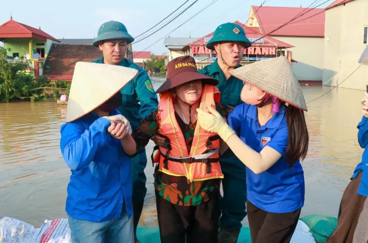 Người già, trẻ nhỏ được người dân và lực lượng chức năng đưa đến nơi an toàn.