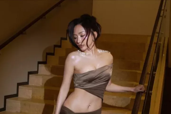 Tóc Tiên khoe vai trần thon thả và vòng eo săn chắc nuột nà