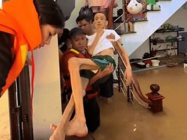 2 tiếng nghẹt thở cứu ông lão 70 tuổi bị liệt khỏi vùng ngập Thái Nguyên