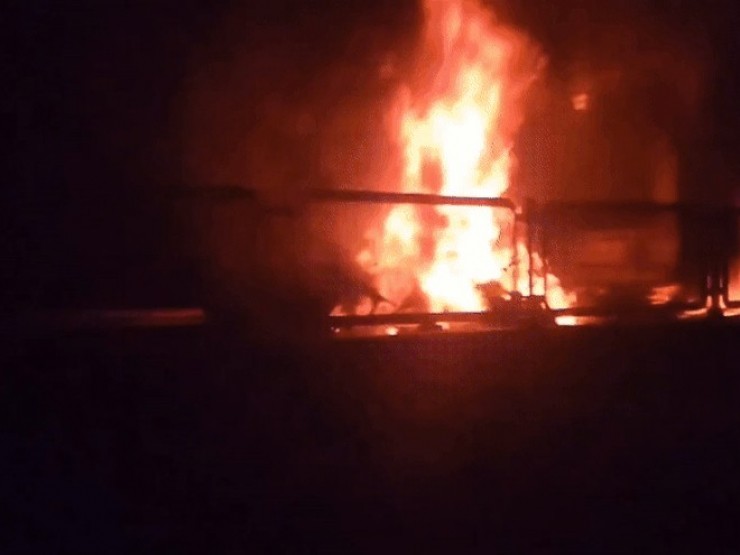 Xe container bốc cháy ngùn ngụt trên cao tốc Vĩnh Hảo - Phan Thiết